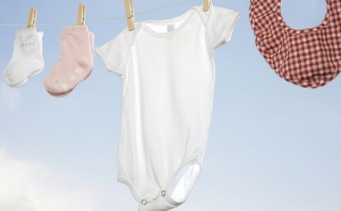 Comment bien nettoyer les vêtements de votre bébé?