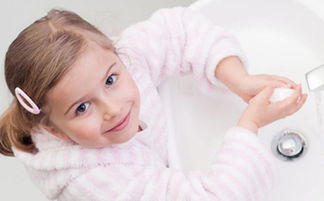 Il est préférable pour les enfants de se laver les mains avec du savon