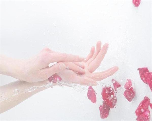 Avec du liquide pour le lavage des mains, protégez vos mains sainement
