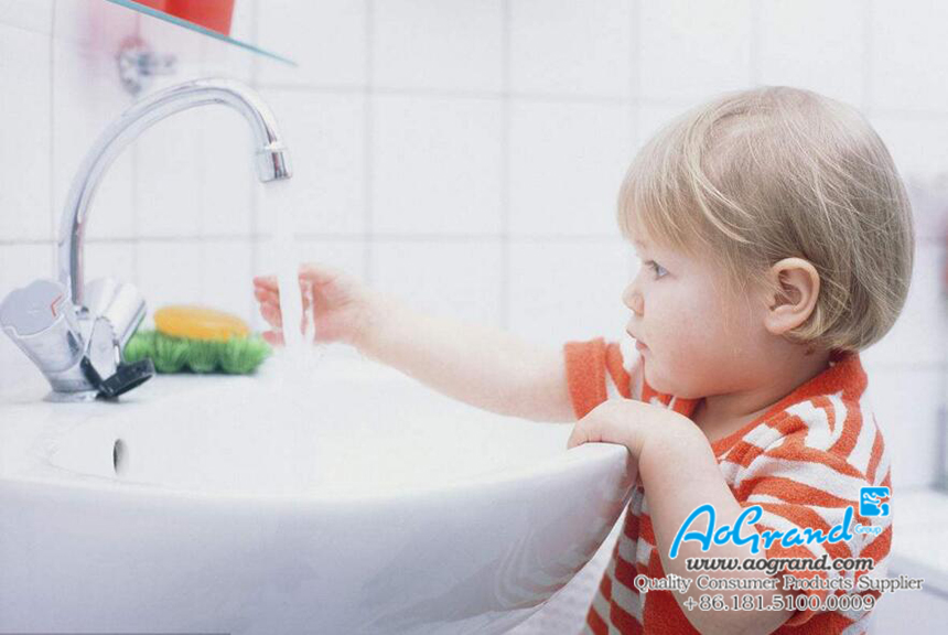 Manières de lavage des mains pour bébé