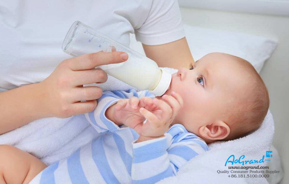 Débarrassez-vous des taches de lait sur les vêtements de bébé